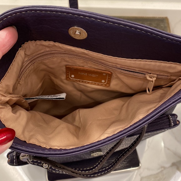 Nine West - Purple Pleather Convertible Wristlet/Shoulder bag, Chain Details EUC - Picture 11 of 17